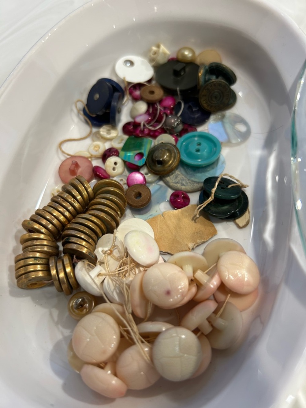 Lot of assorted VINTAGE various plastic BUTTONS! Sewers Artists & Collectors - Picture 8 of 8